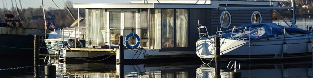 Hausboot Habitide Liegeplatz im Hafen Schleswig an der Schlei - Bugansicht 